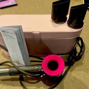Dyson supersonic dryer with 2 attachments and traveling case
